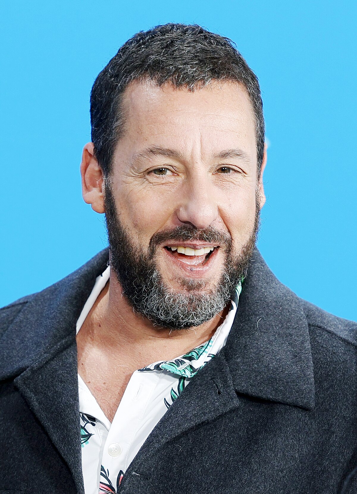 Silhouette A Grandezza Naturale Di Adam Sandler In Abito - Ritaglio In Cartone Realistico Per Feste E Collezionisti