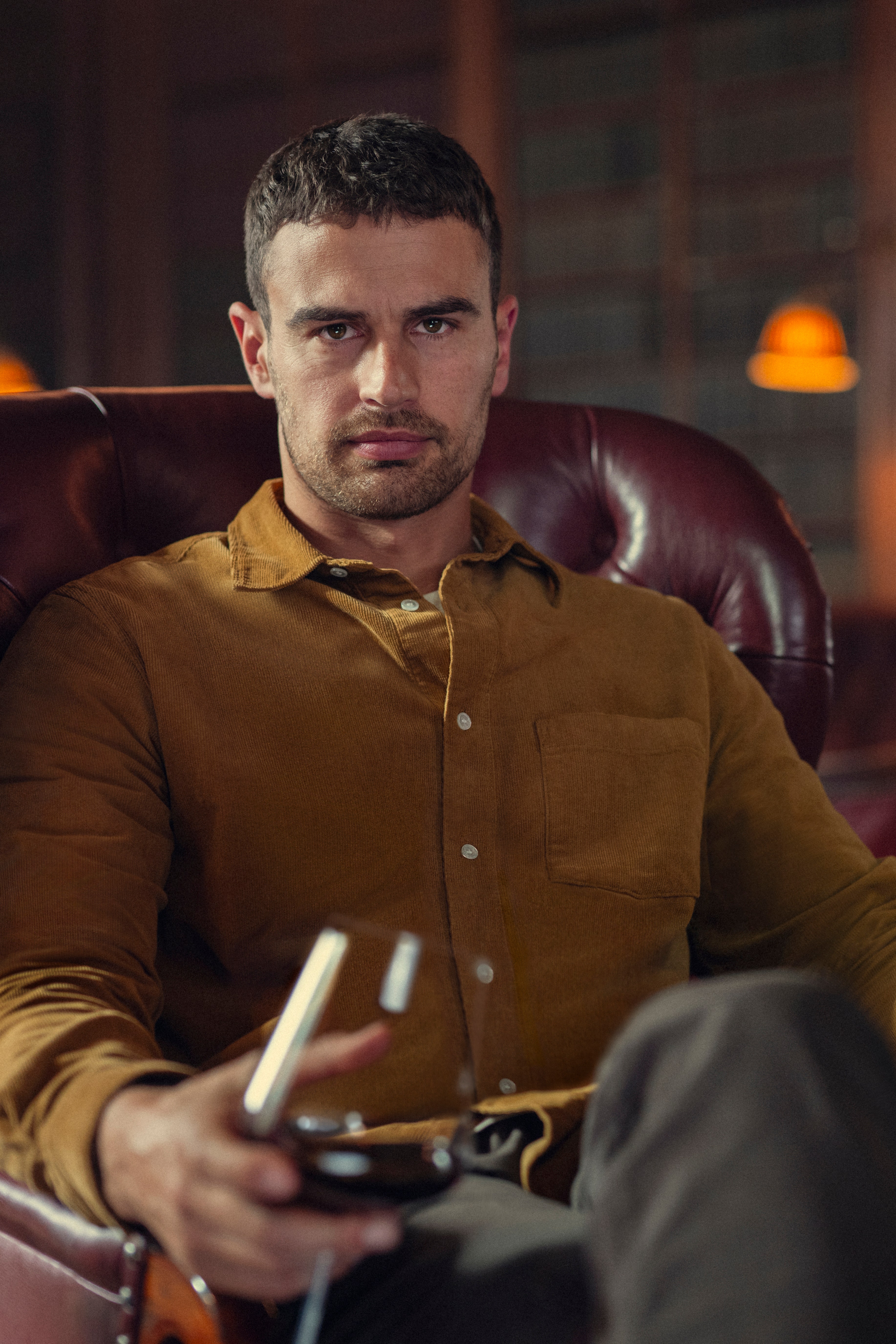 taille-theo-james-Image